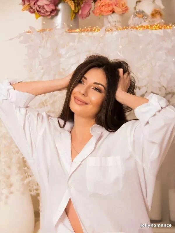 Yana Profile image 1