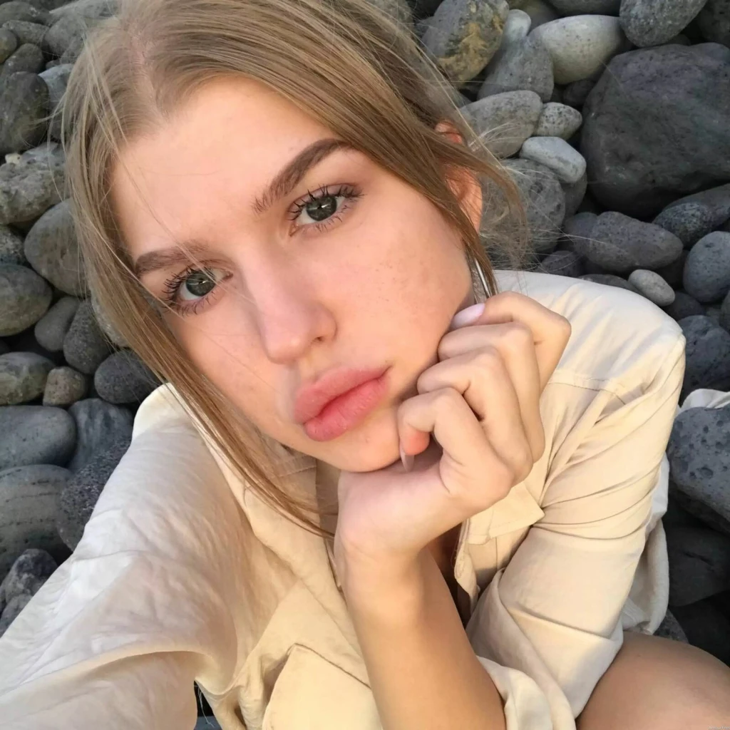Elena Profile image 2