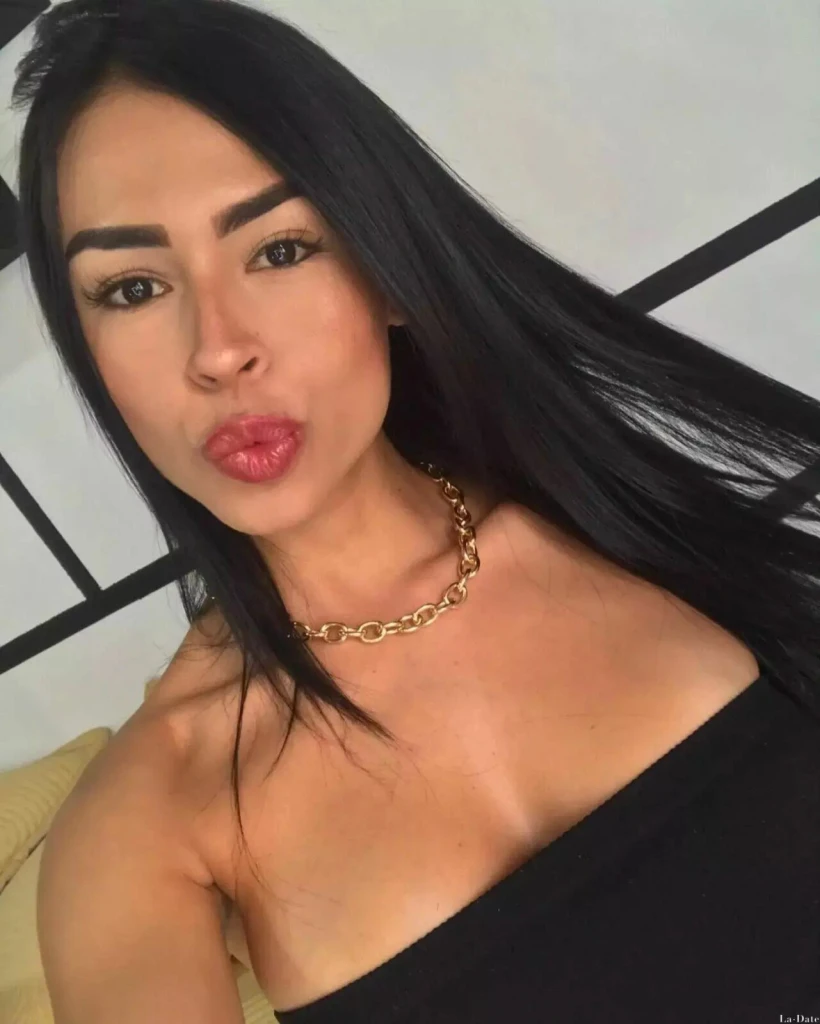 Manuela Profile image 3