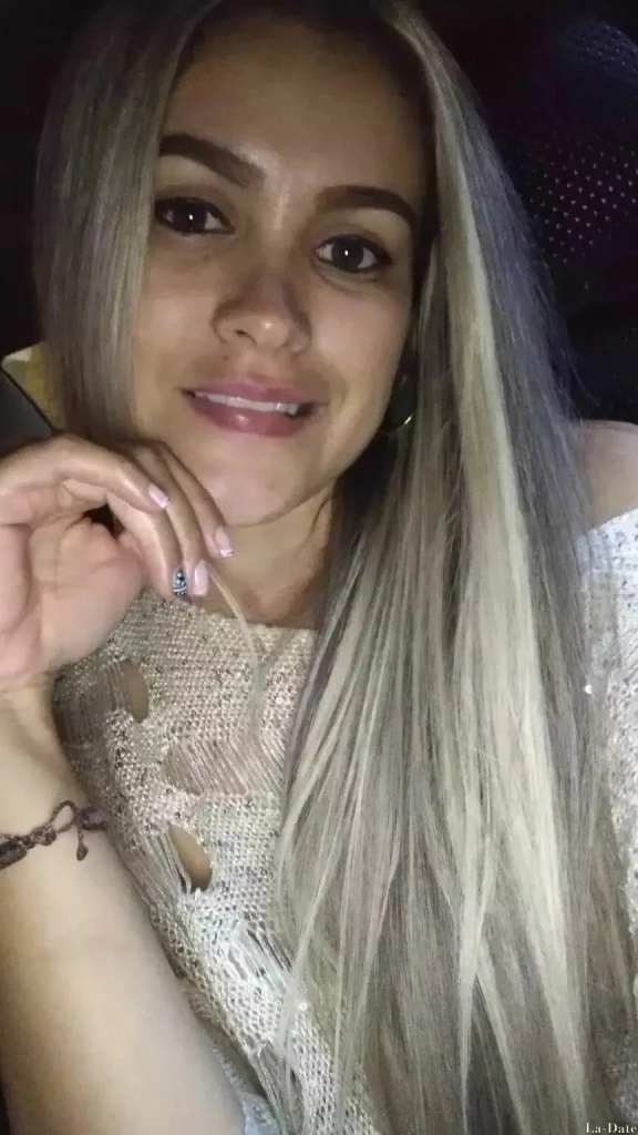 Amanda Mayara Profile image 1