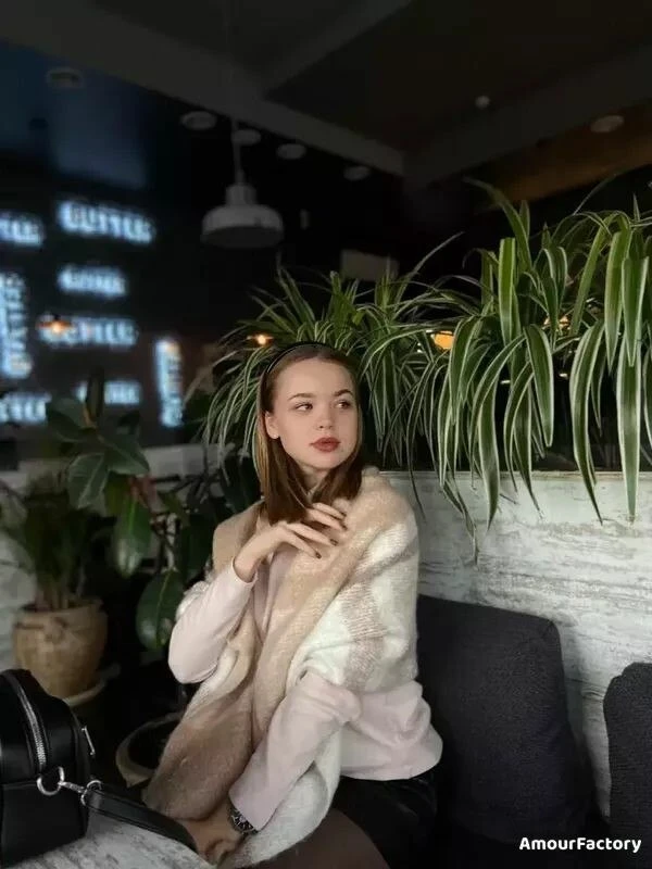 Elena Profile image 4